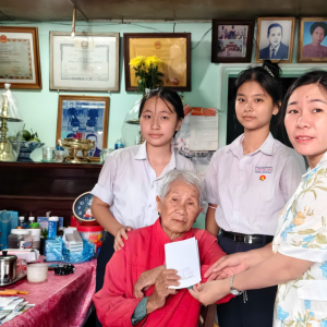 Hoạt Động Thăm Hỏi, Tặng Quà Bà Mẹ Việt Nam Anh Hùng Của Giáo Viên Và Học Sinh Trường THCS Nguyễn Đình Chiểu