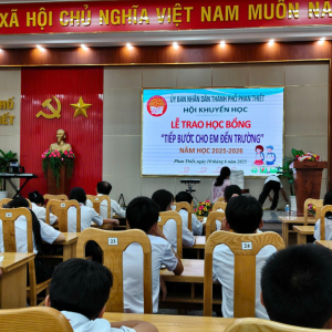 HỌC SINH TRƯỜNG THCS NGUYỄN ĐÌNH CHIỂU VINH DỰ NHẬN HỌC BỔNG "TIẾP BƯỚC CHO EM ĐẾN TRƯỜNG" NĂM HỌC 2025-2026