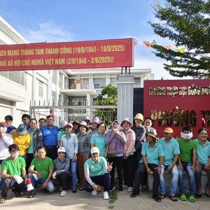 Giáo viên Trường THCS Nguyễn Đình Chiểu Gương Mẫu Tham Gia Dọn Vệ Sinh Môi Trường