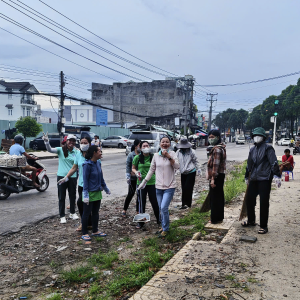 Các thầy cô hăng hái tham gia làm sạch tuyến đường được phân công.