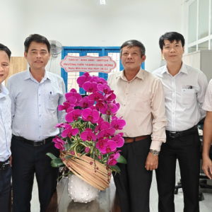 ĐOÀN CÔNG TÁC UBND PHƯỜNG TIẾN THÀNH ĐẾN THĂM VÀ CHÚC MỪNG TRƯỜNG THCS NGUYỄN ĐÌNH CHIỂU NHÂN NGÀY 20/11