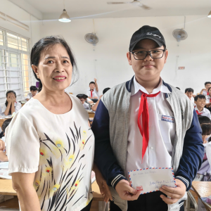 NHÓM MAI QUYÊN HỖ TRỢ HỌC SINH LỚP 6A2 ĐANG ĐIỀU TRỊ BỆNH HIỂM NGHÈO