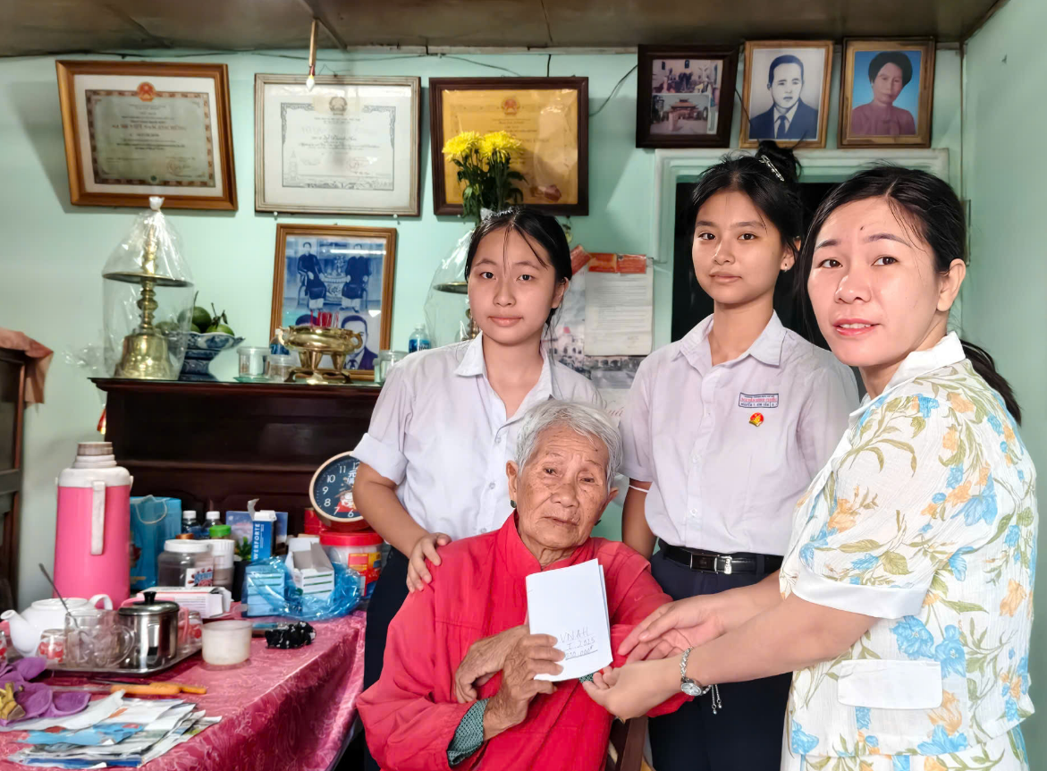 Hoạt Động Thăm Hỏi, Tặng Quà Bà Mẹ Việt Nam Anh Hùng Của Giáo Viên Và Học Sinh Trường THCS Nguyễn Đình Chiểu