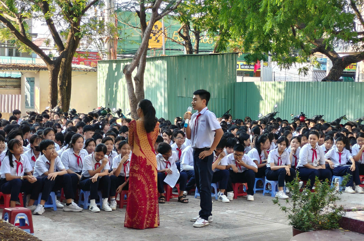 BUỔI SINH HOẠT DƯỚI CỜ CHỦ ĐIỂM "HOÀ BÌNH - HỮU NGHỊ"