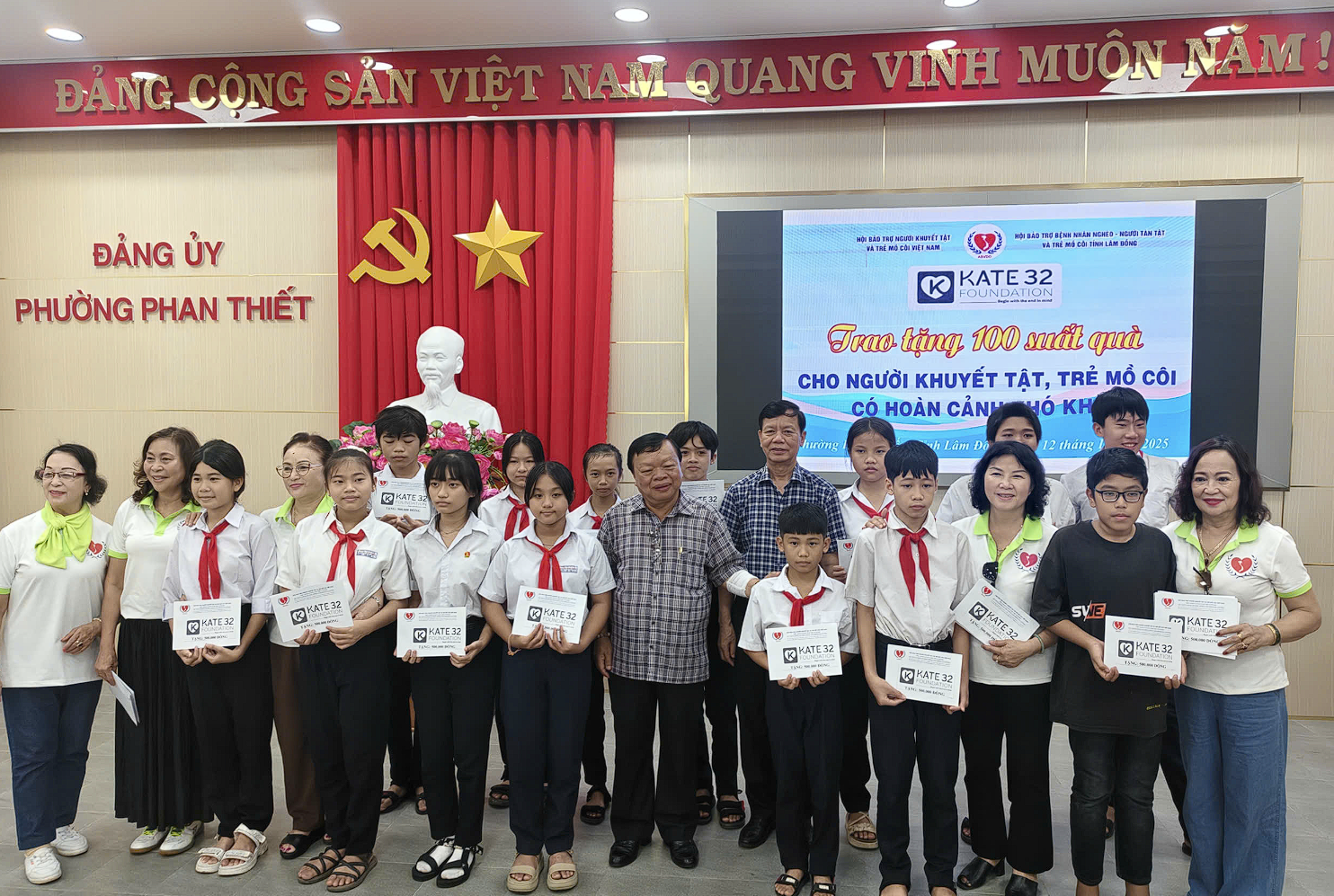 Học sinh trường THCS Nguyễn Đình Chiểu lên nhận học bổng