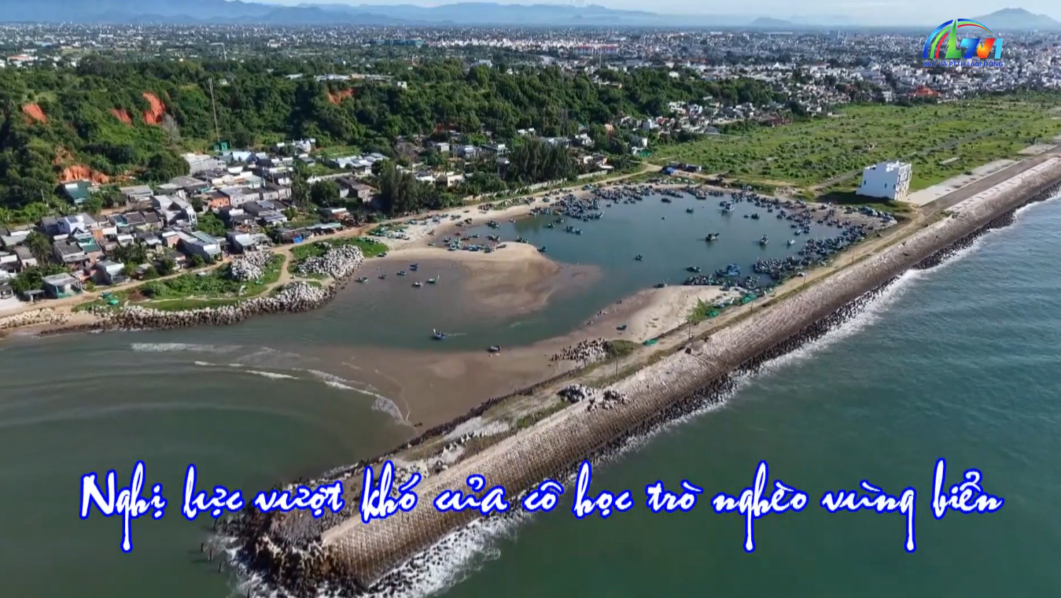 Nghị lực vượt khó của cô học trò nghèo vùng biển