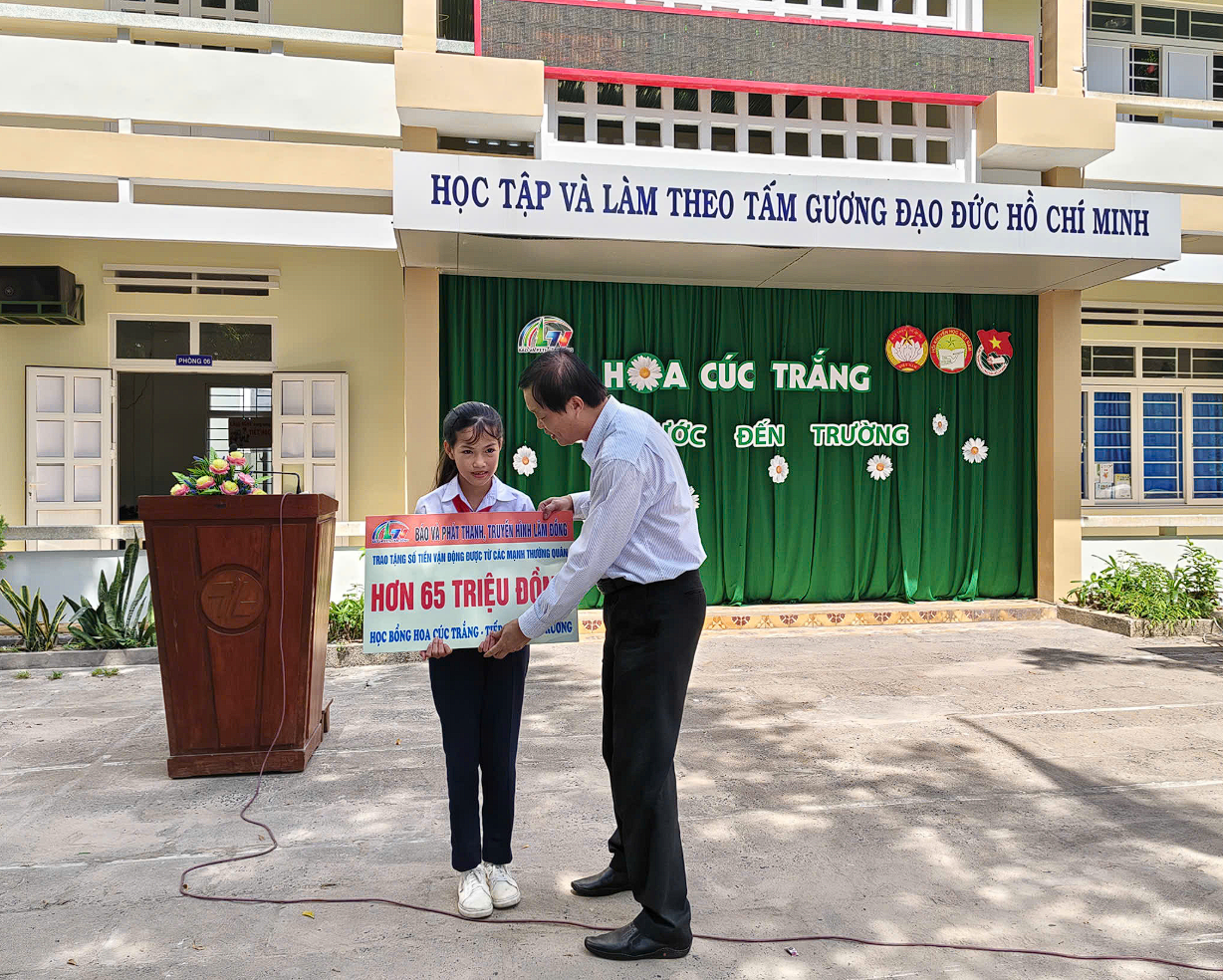 ÁNH SÁNG TỪ NHỮNG TẤM LÒNG VÀNG: CHƯƠNG TRÌNH "HOA CÚC TRẮNG – TIẾP BƯỚC ĐẾN TRƯỜNG" THÀNH CÔNG RỰC RỠ