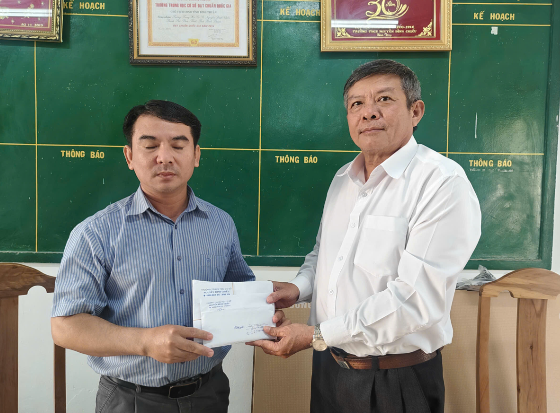 BGH nhà trường trao tặng số tiền cho gia đình em Minh Quân (lớp 6A2)