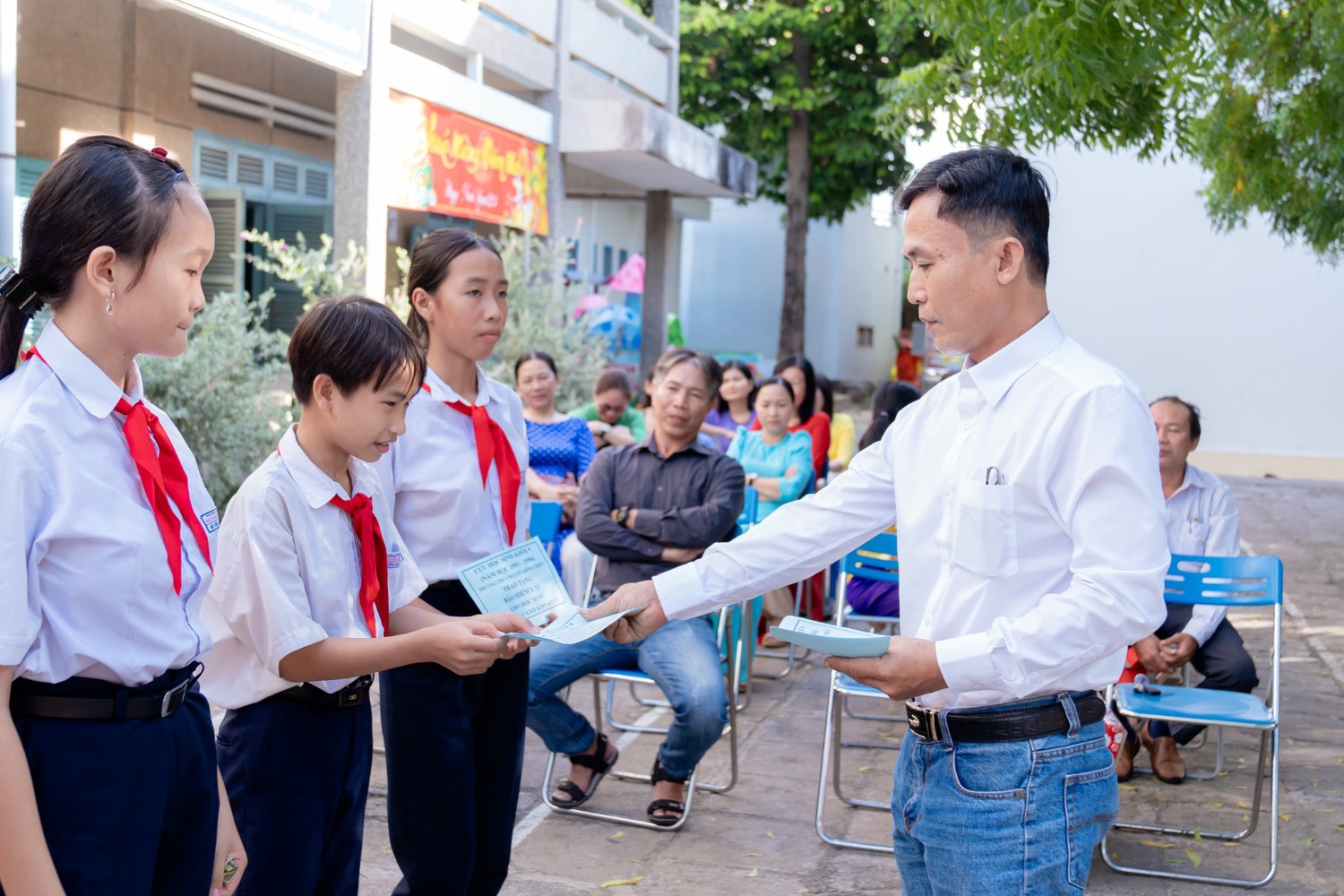 Sinh hoạt dưới cờ, chủ điểm "Tôn sư trọng đạo", năm học 2024-2024-2025