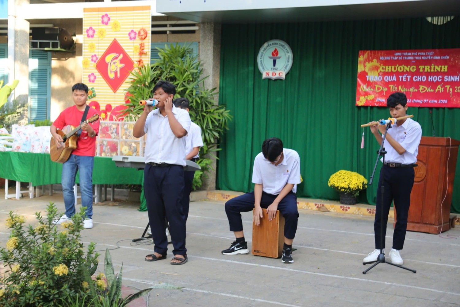 Trao quà Tết cho các em học sinh có hoàn cảnh khó khăn, Năm học 2024 - 2025