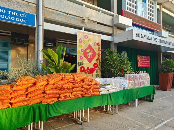 Trao quà Tết cho các em học sinh có hoàn cảnh khó khăn, Năm học 2024 - 2025