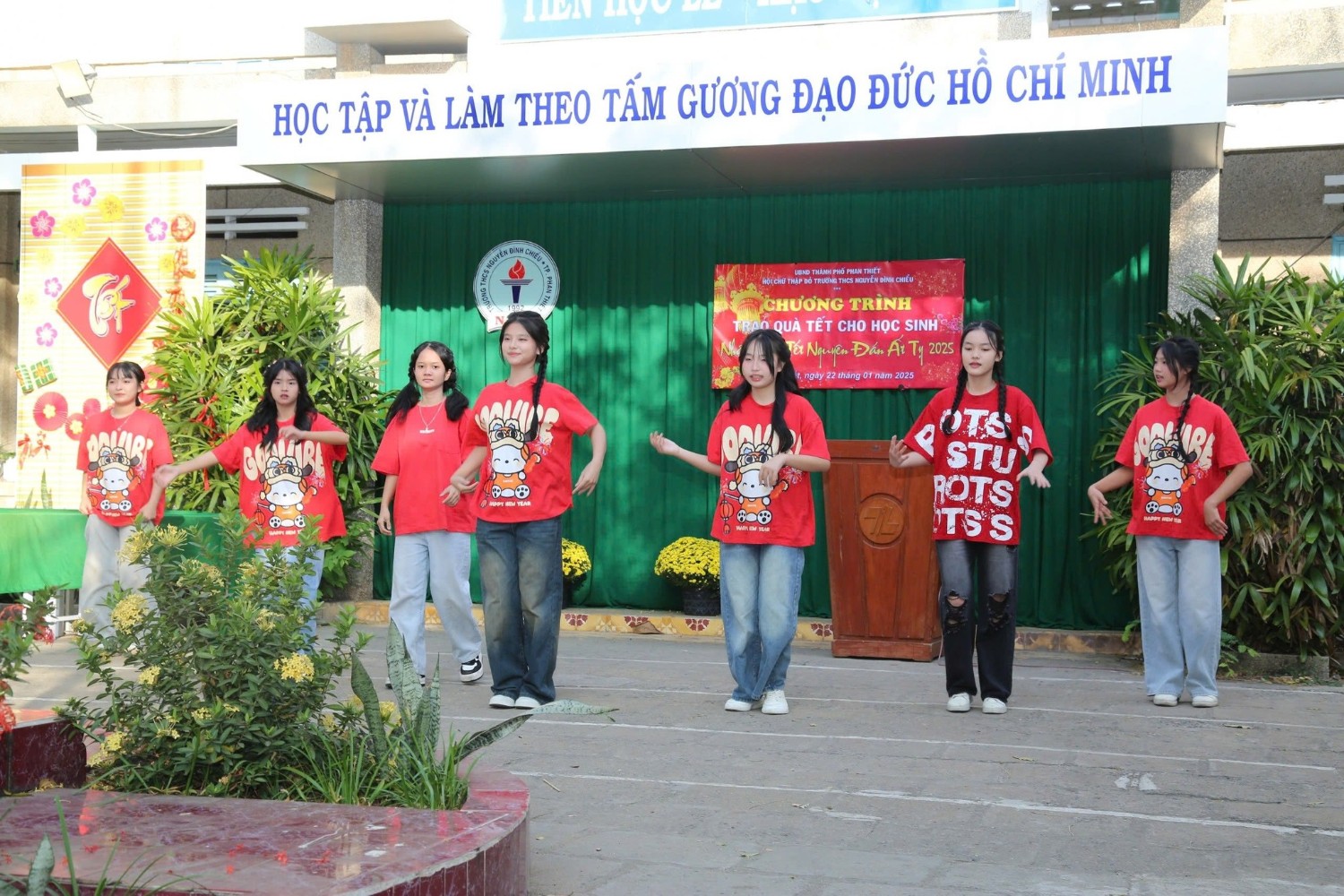 Trao quà Tết cho các em học sinh có hoàn cảnh khó khăn, Năm học 2024 - 2025