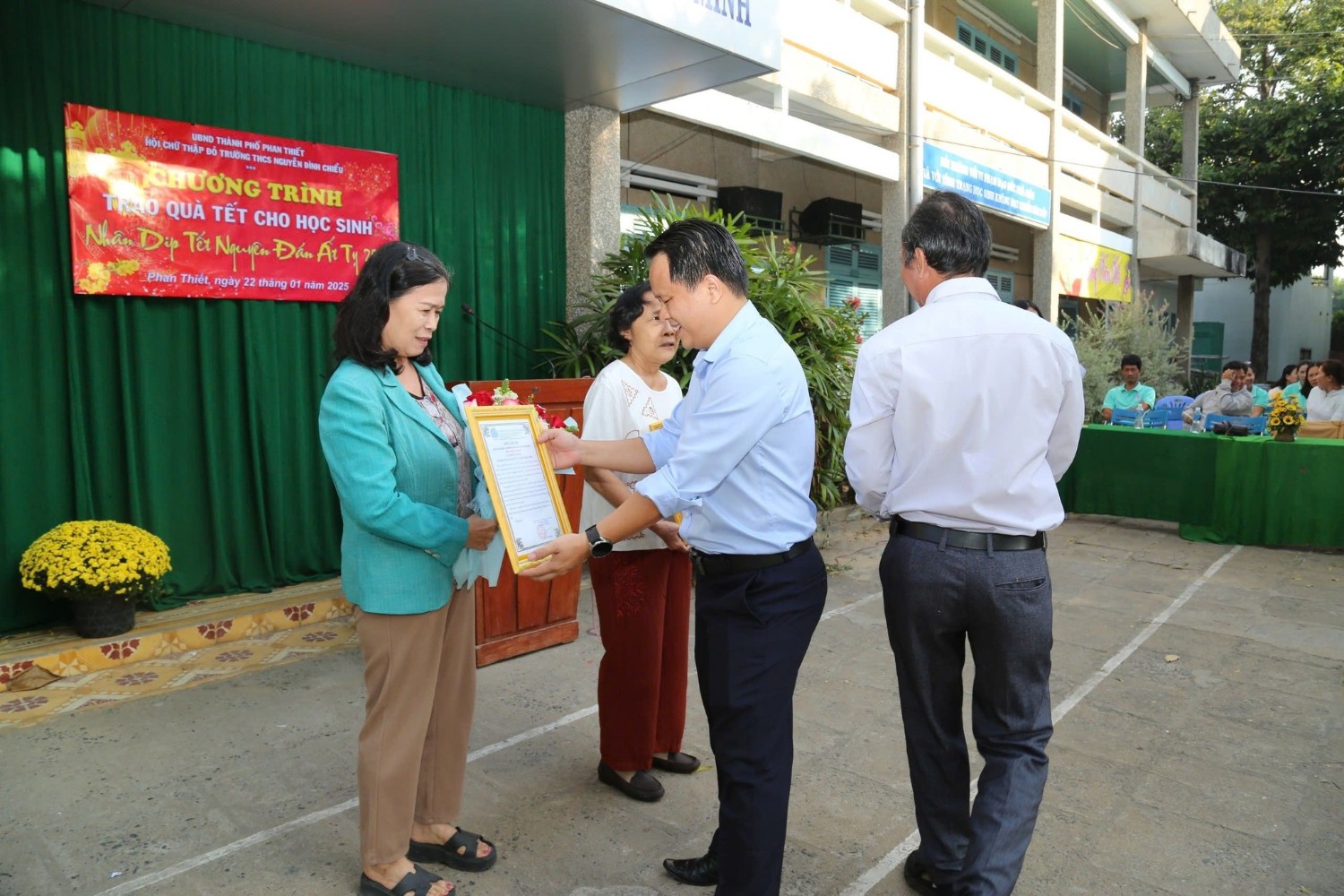 Trao quà Tết cho các em học sinh có hoàn cảnh khó khăn, Năm học 2024 - 2025