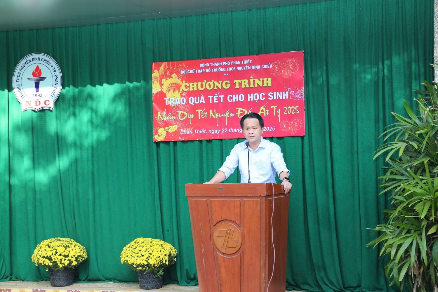 Trao quà Tết cho các em học sinh có hoàn cảnh khó khăn, Năm học 2024 - 2025