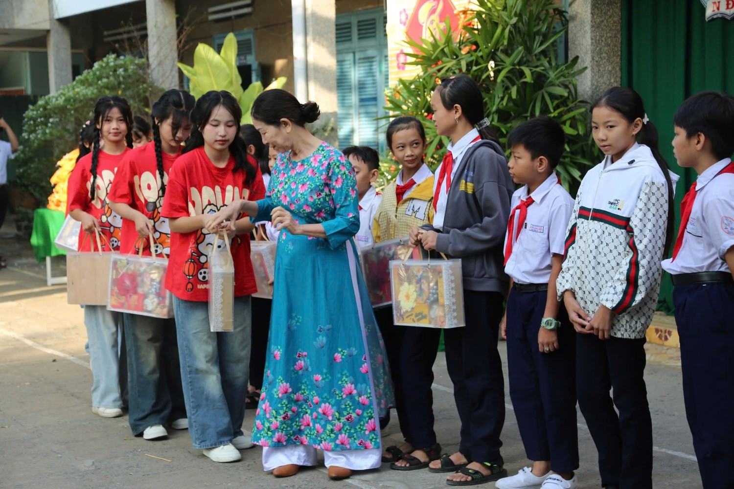 Trao quà Tết cho các em học sinh có hoàn cảnh khó khăn, Năm học 2024 - 2025