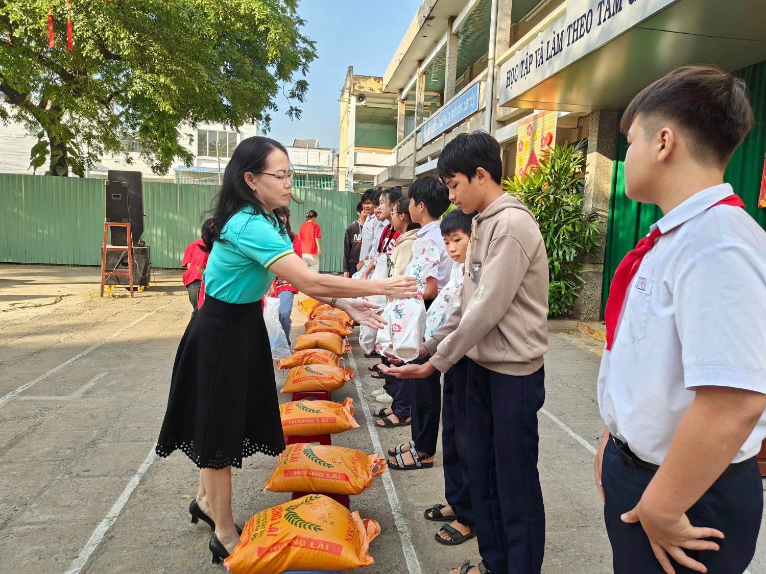 Trao quà Tết cho các em học sinh có hoàn cảnh khó khăn, Năm học 2024 - 2025