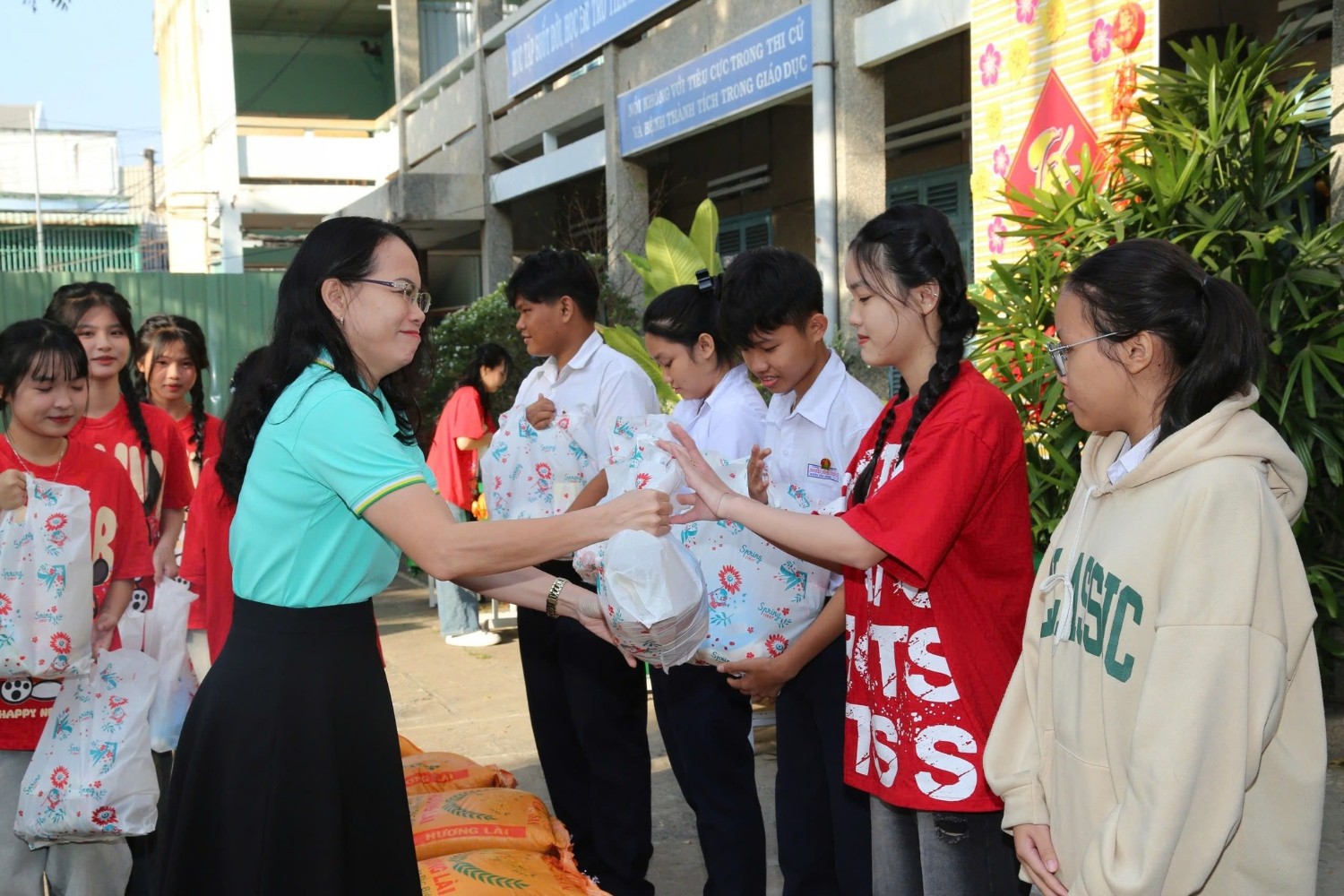 Trao quà Tết cho các em học sinh có hoàn cảnh khó khăn, Năm học 2024 - 2025