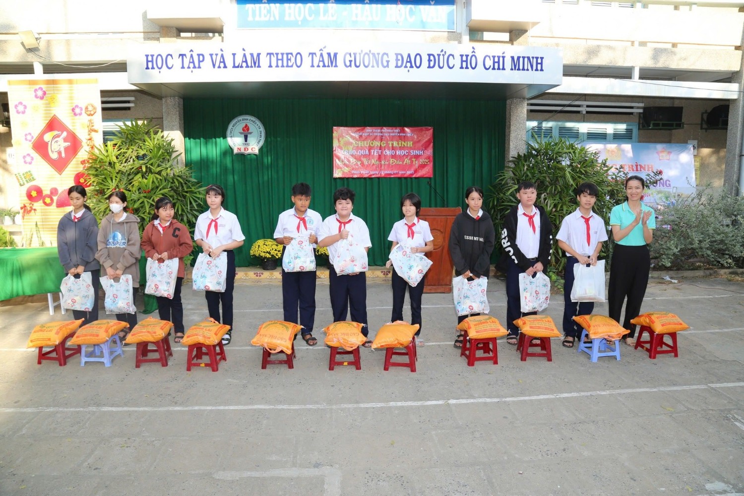 Trao quà Tết cho các em học sinh có hoàn cảnh khó khăn, Năm học 2024 - 2025