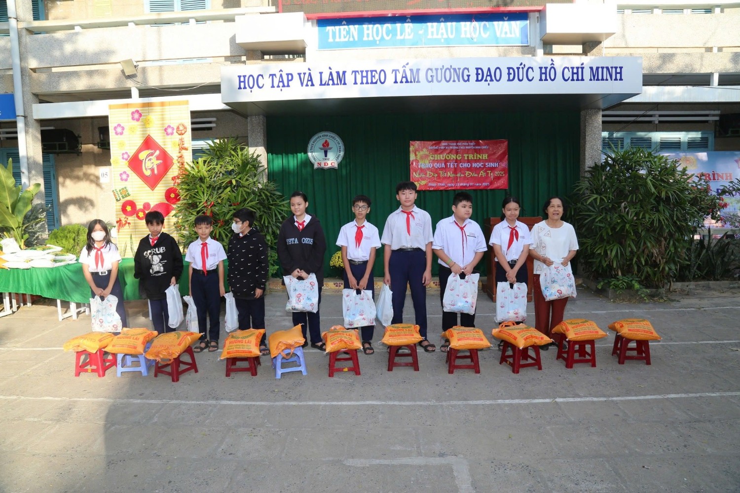 Trao quà Tết cho các em học sinh có hoàn cảnh khó khăn, Năm học 2024 - 2025