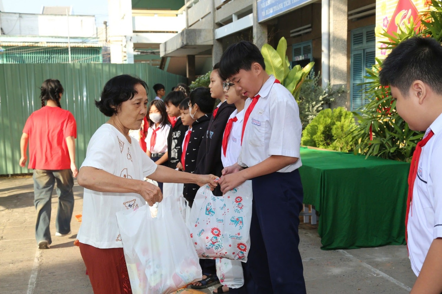 Trao quà Tết cho các em học sinh có hoàn cảnh khó khăn, Năm học 2024 - 2025