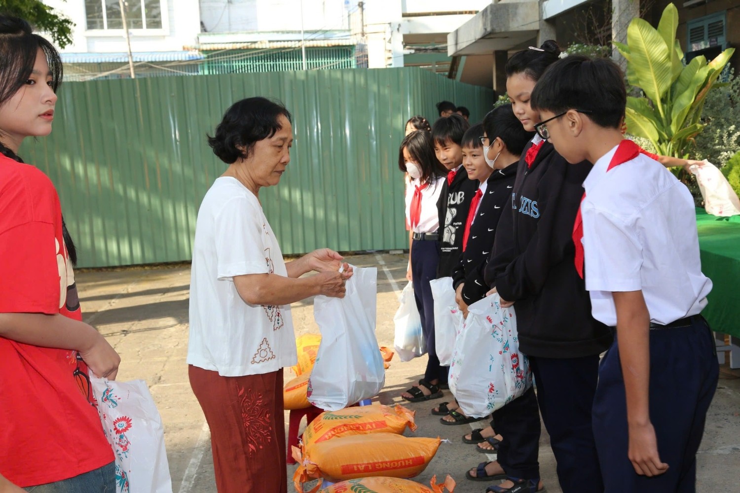 Trao quà Tết cho các em học sinh có hoàn cảnh khó khăn, Năm học 2024 - 2025