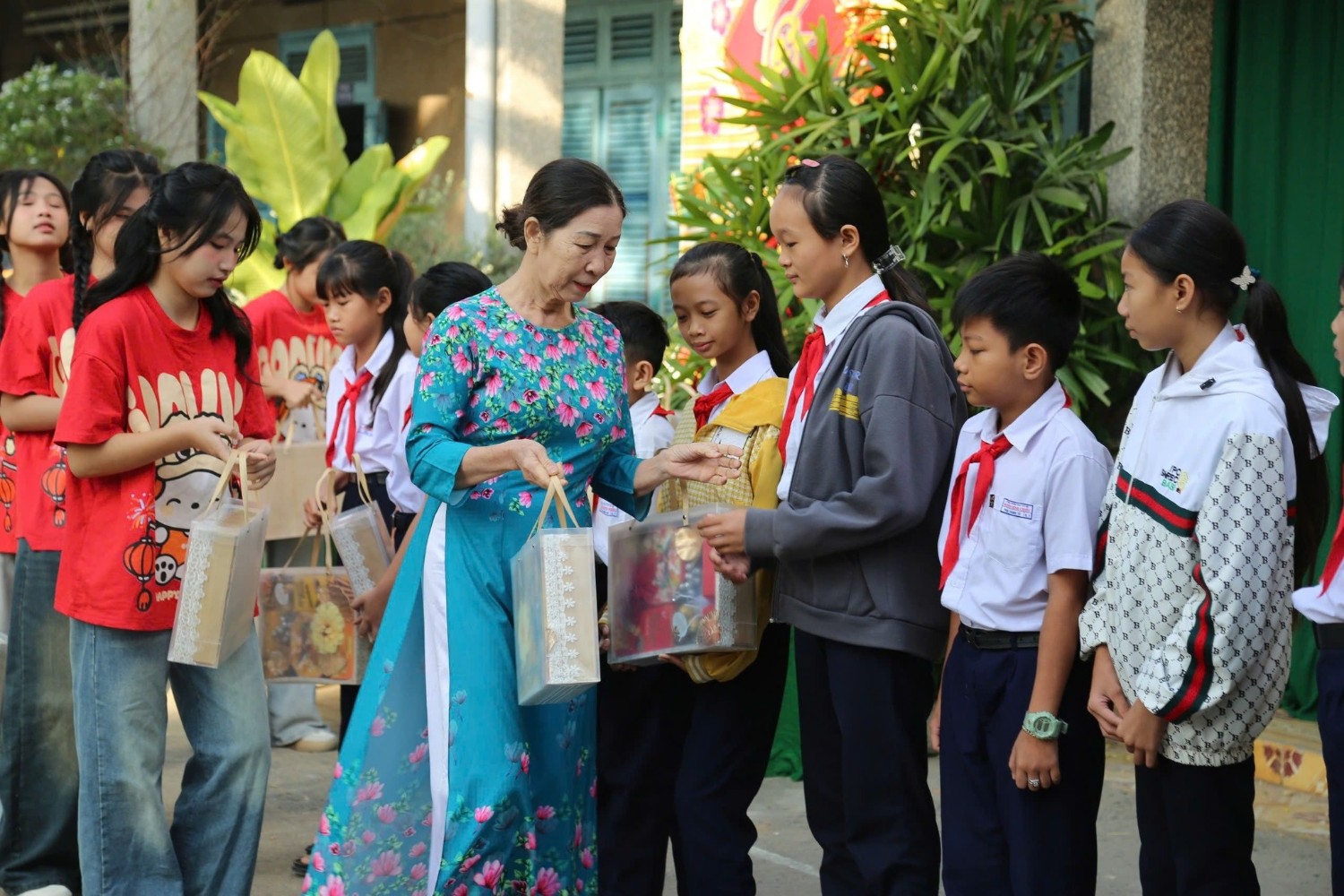 Trao quà Tết cho các em học sinh có hoàn cảnh khó khăn, Năm học 2024 - 2025