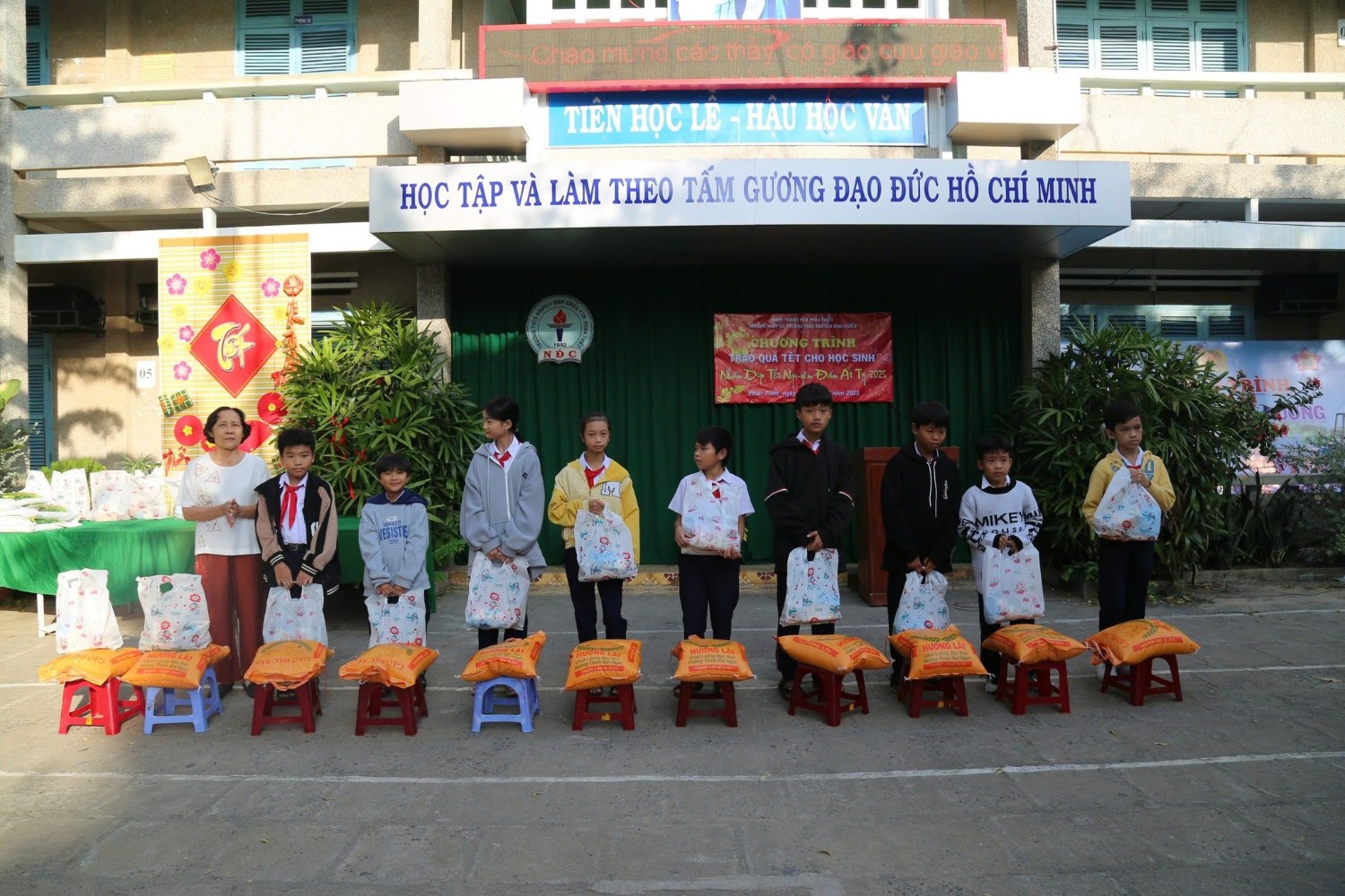 Trao quà Tết cho các em học sinh có hoàn cảnh khó khăn, Năm học 2024 - 2025