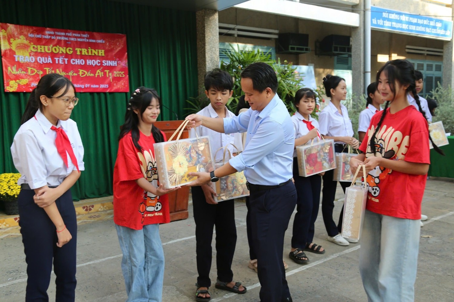 Trao quà Tết cho các em học sinh có hoàn cảnh khó khăn, Năm học 2024 - 2025