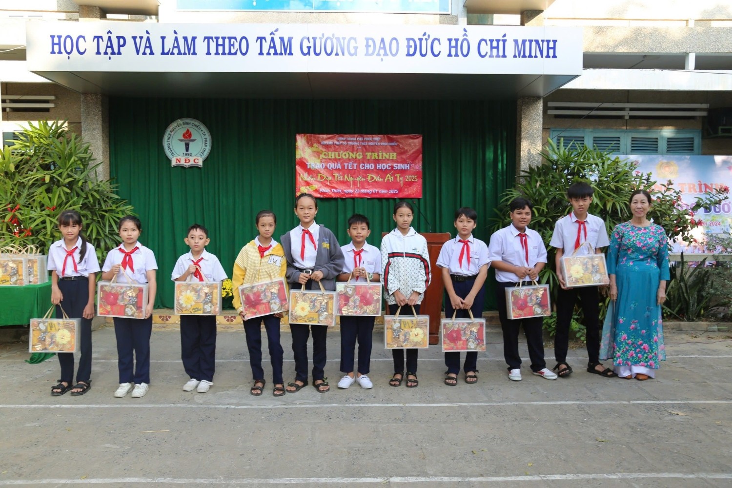 Trao quà Tết cho các em học sinh có hoàn cảnh khó khăn, Năm học 2024 - 2025