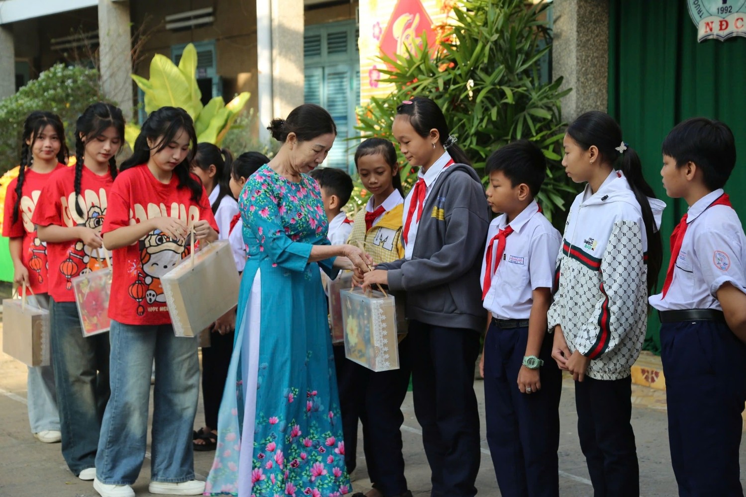 Trao quà Tết cho các em học sinh có hoàn cảnh khó khăn, Năm học 2024 - 2025