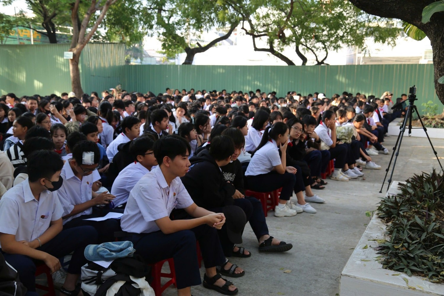 Trao quà Tết cho các em học sinh có hoàn cảnh khó khăn, Năm học 2024 - 2025