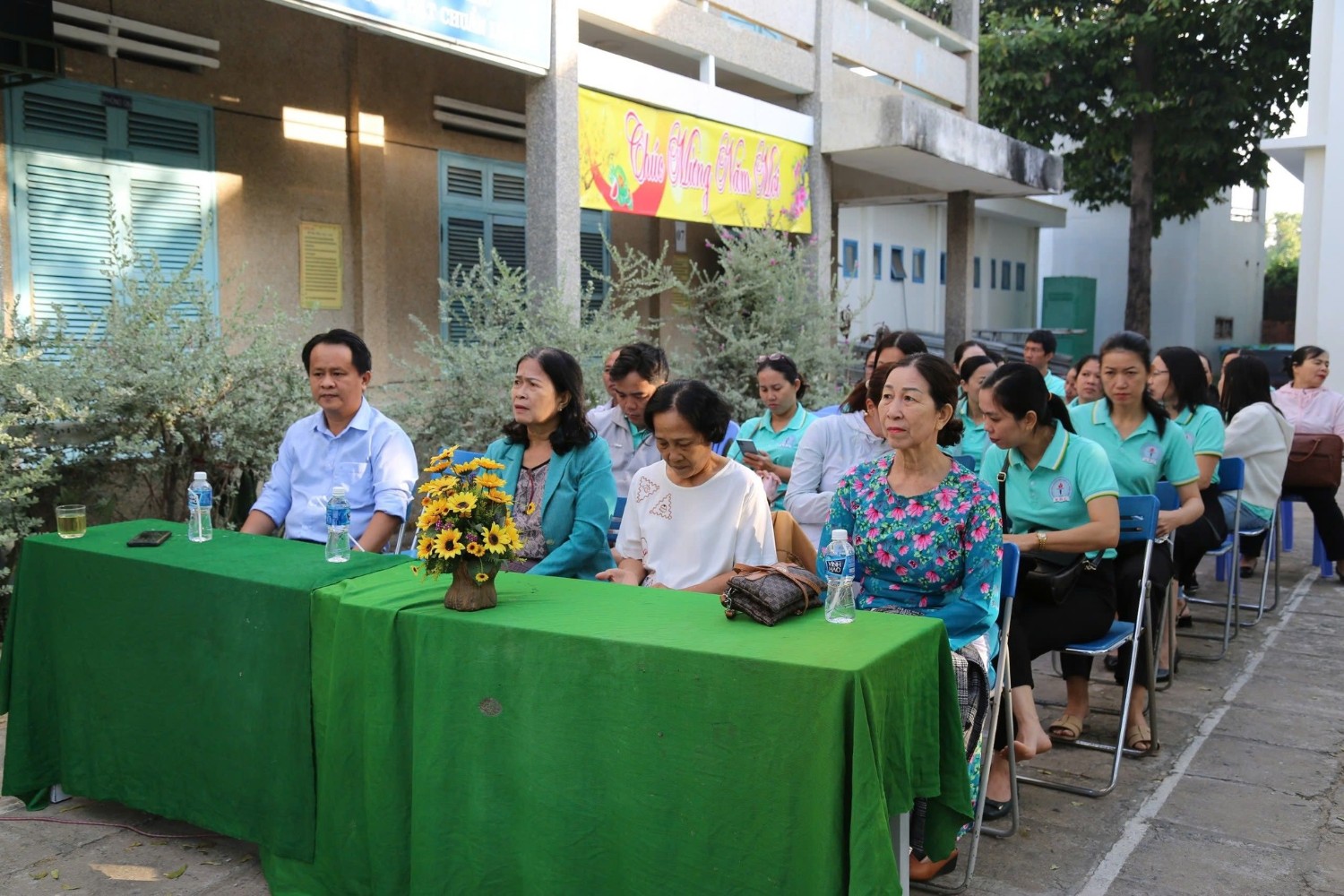 Trao quà Tết cho các em học sinh có hoàn cảnh khó khăn, Năm học 2024 - 2025