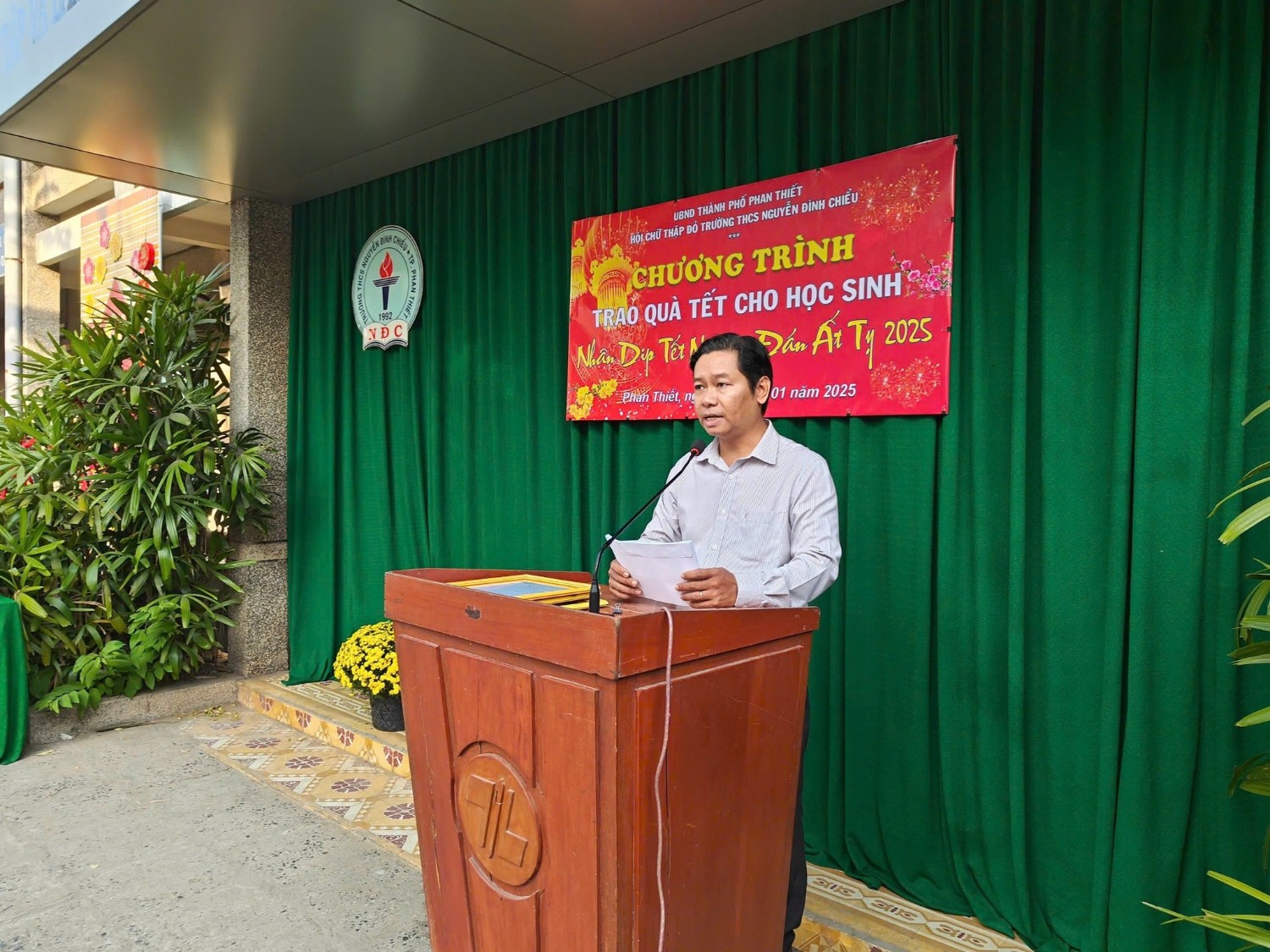 Trao quà Tết cho các em học sinh có hoàn cảnh khó khăn, Năm học 2024 - 2025