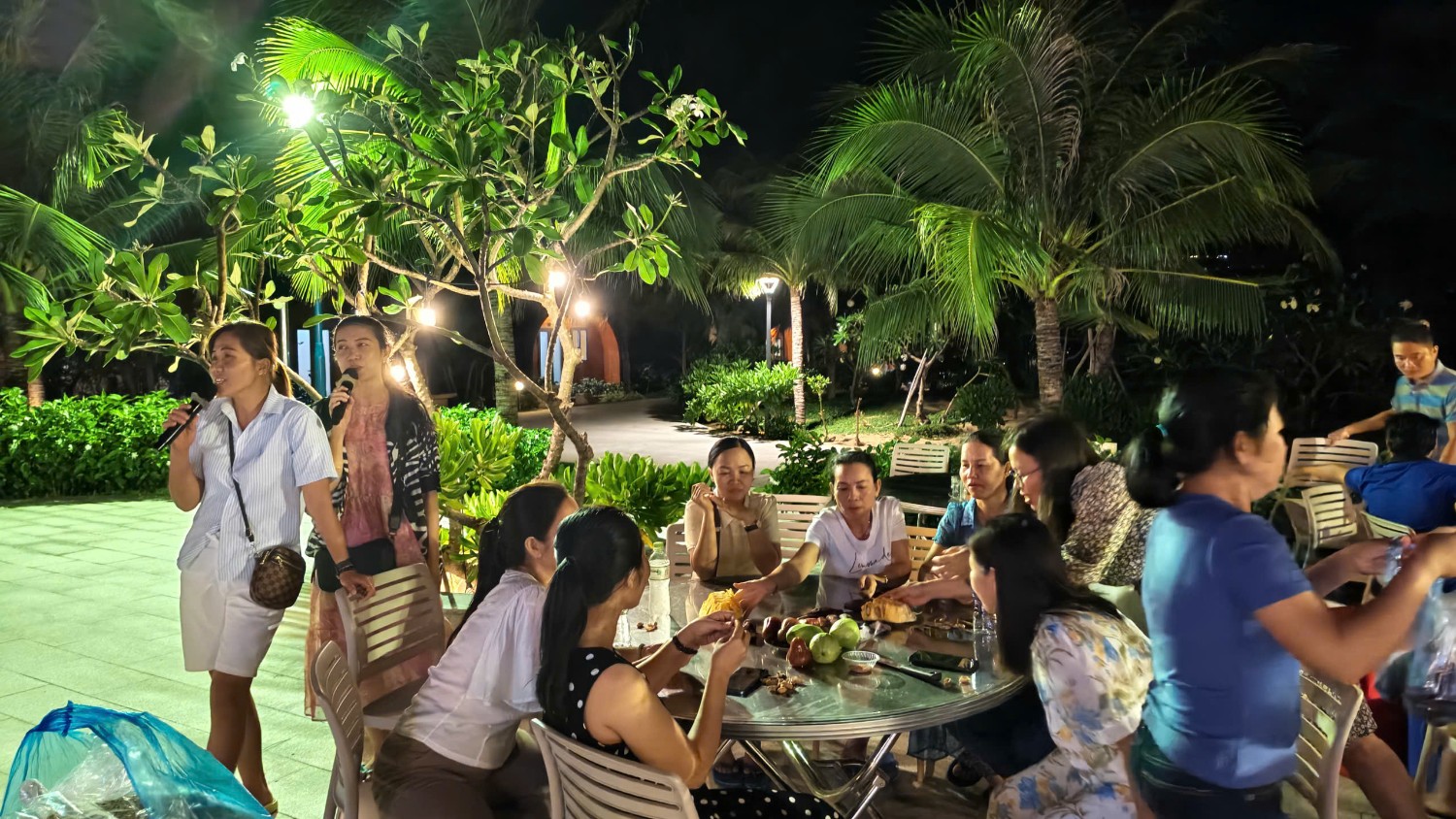 Dã ngoại 8/3/2035