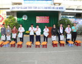 Trao quà Tết cho các em học sinh có hoàn cảnh khó khăn, Năm học 2024 - 2025