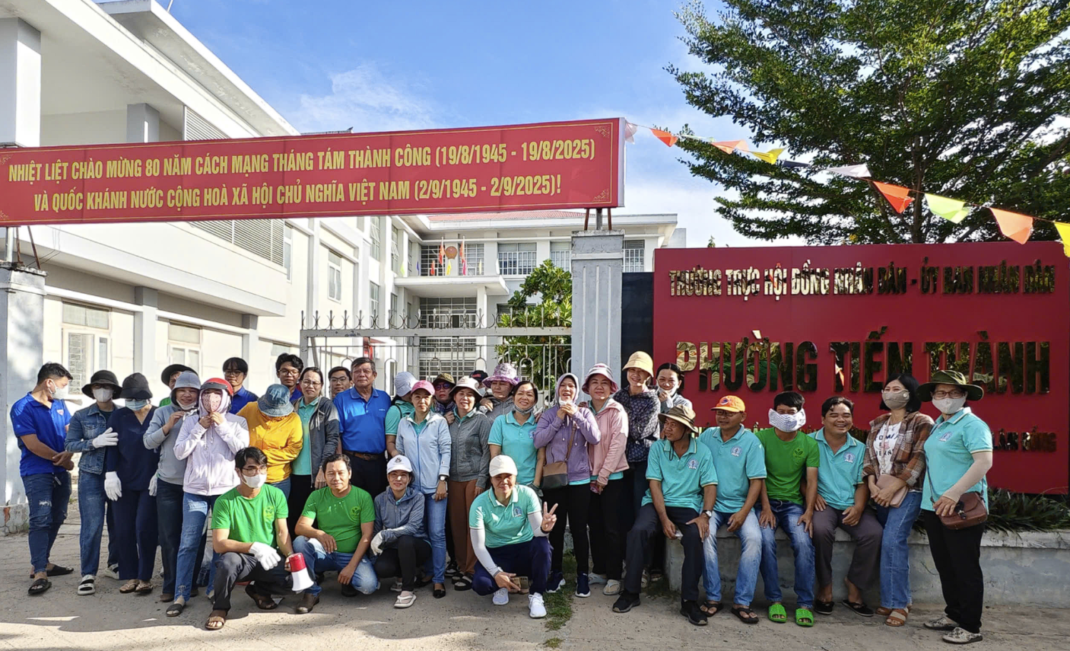 Giáo viên Trường THCS Nguyễn Đình Chiểu Gương Mẫu Tham Gia Dọn Vệ Sinh Môi Trường