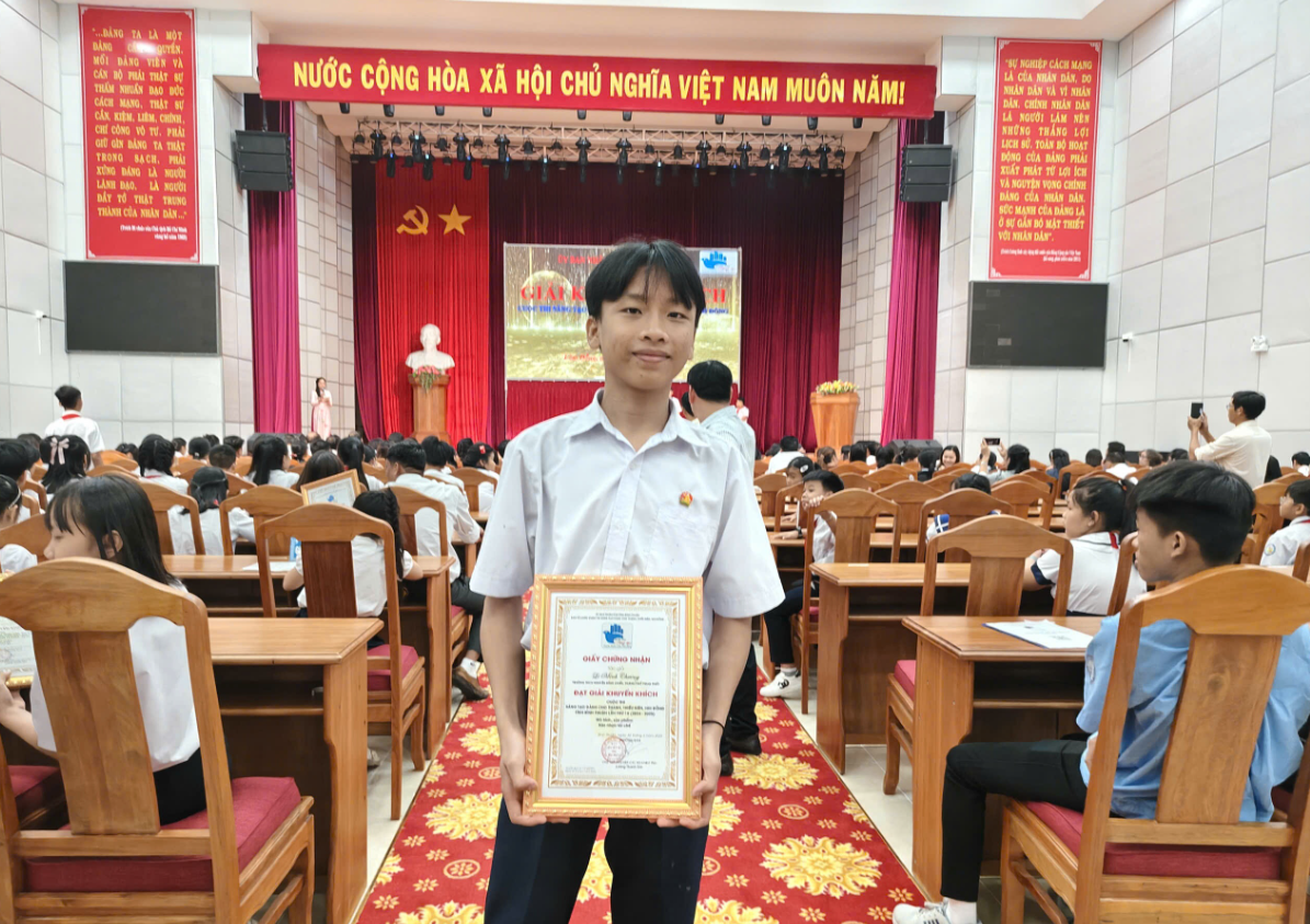 SẢN PHẨM "SÁO NHỰA TÁI CHẾ" CỦA EM LÊ MINH CHƯƠNG ĐẠT GIẢI TẠI CUỘC THI SÁNG TẠO TTNNĐ TỈNH LẦN THỨ 18