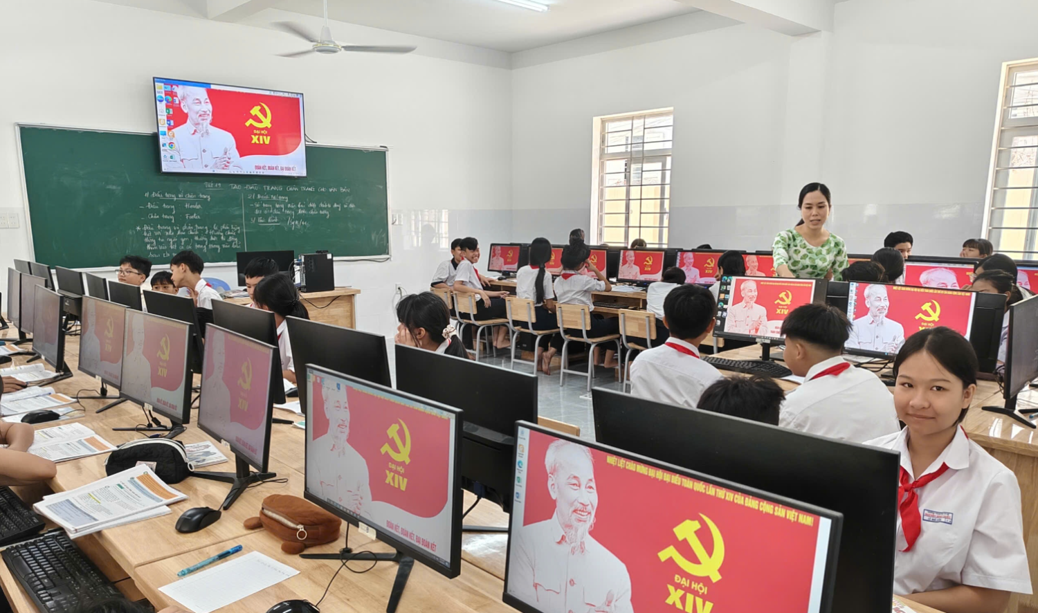 Học sinh trường THCS Nguyễn Đình Chiểu tham gia tìm hiểu về Đại hội Đảng khoá XIV